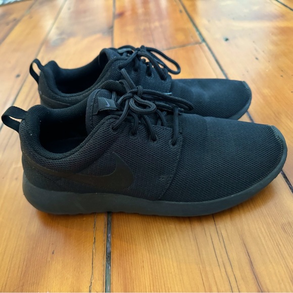 Nike Roshe Running Shoes - Picture 2 of 5